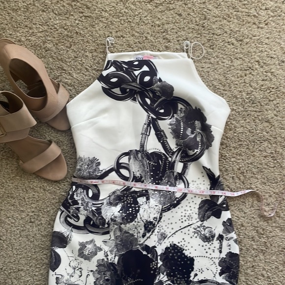 Chic Monochrome Floral Mini Dress - Picture 9 of 12